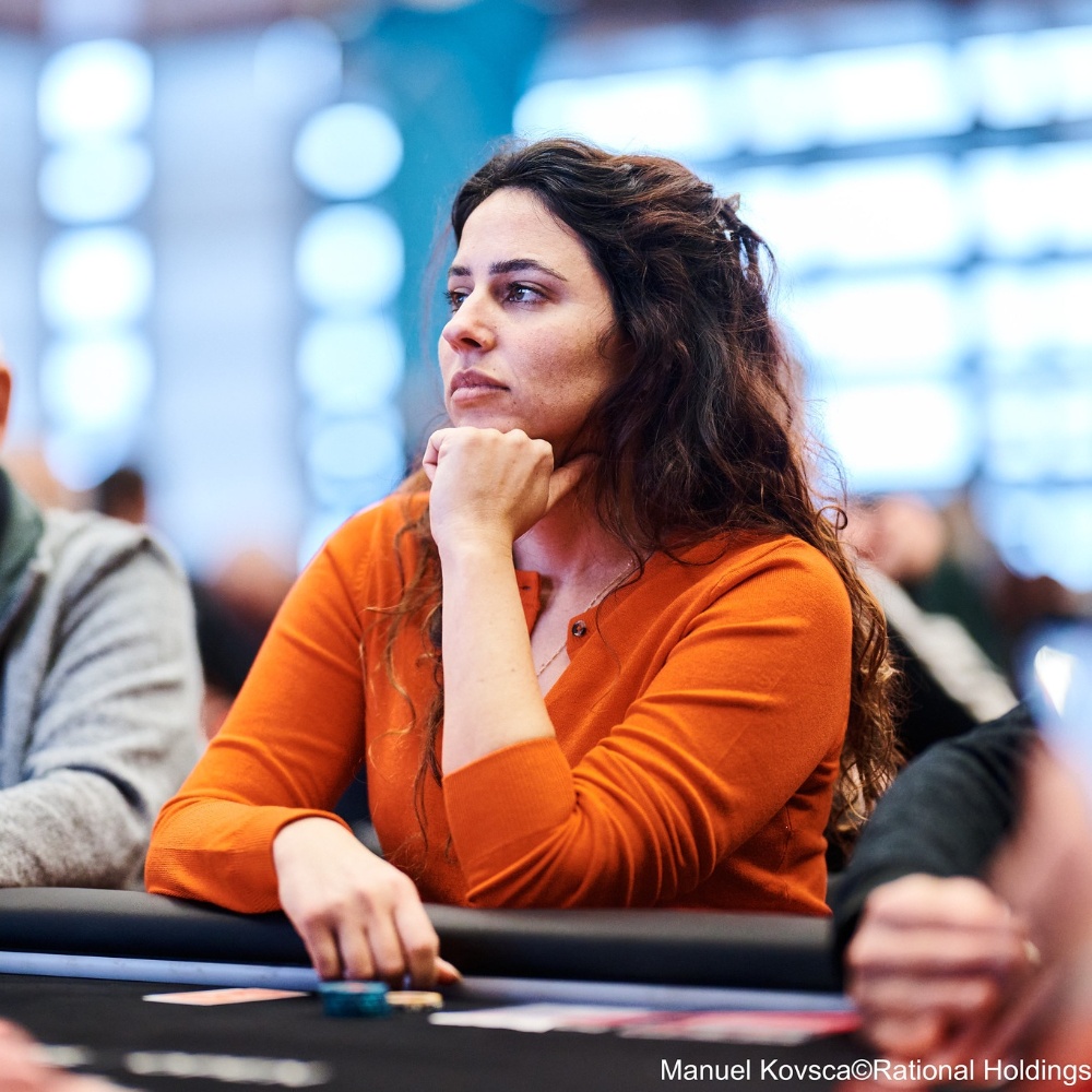 מאי מור - שחקנית פוקר